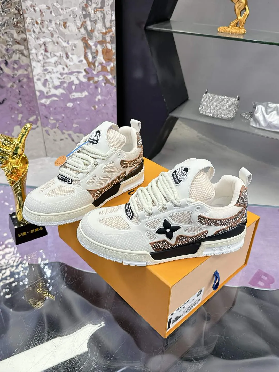 Men's shoes 💰900❤️❤️❤️ 𝙇𝙑 Bread shoes have added new colors 💓 Craftsmanship series 𝟐𝟎𝟐5/𝐒𝐒 𝐧𝐞𝐰 Louis Vuitton catwalk skate shoes are popular, LOUIS VUITTON Trainer is undoubtedly one of the most successful Sneakers launched by luxury brands, but the pace of exploration will not stop. LOUISVUITTON will also bring a new series of skateboard shoes in the spring of 2025. The new series in the picture returns to the 90s Chunky Skate Shoes look and feel. The uppers are made of leather and mesh. The fat silhouette and thick shoelaces are very eye-catching. It is expected to have quite a few colors like the Trainer. Judging from the previous DIOR show skate shoes, this chunky style may be even stronger next year. 💎 Size: Female 35-40 Male 39-46
